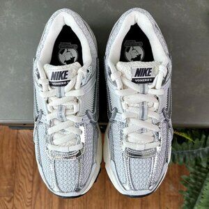 Nike Zoom Vomero 5Photon Dust Metallic Silver